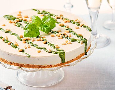 Frostiger Zitronen-Cheesecake mit Pestotopping