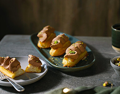 Eclairs mit Pistaziencreme und Schokosahne