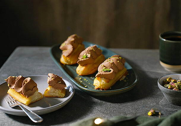 Eclairs mit Pistaziencreme und Schokosahne