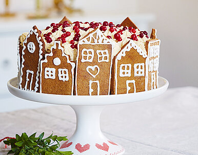 Karamellsahne-Torte mit Lebkuchenhäuschen