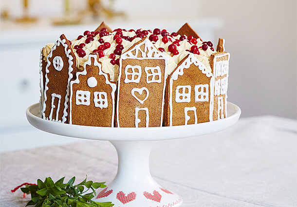 Karamellsahne-Torte mit Lebkuchenhäuschen