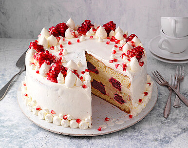 Mandel-Buttercremetorte mit Kirsch-Granatapfel-Füllung