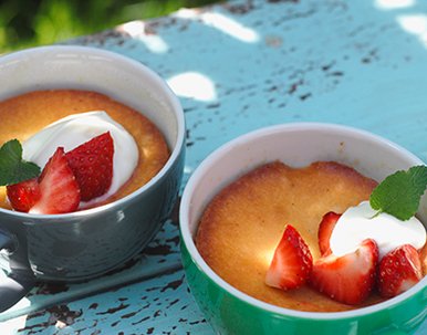 Tassenkuchen mit Erdbeeren und Maracuja-Creme