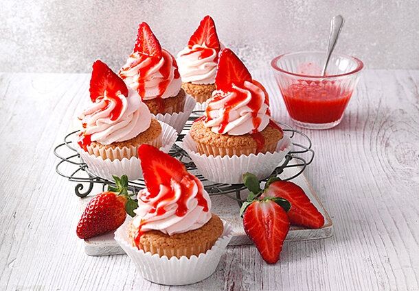 Mandel-Cupcakes mit Erdbeerfrosting