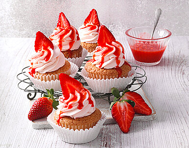 Mandel-Cupcakes mit Erdbeerfrosting