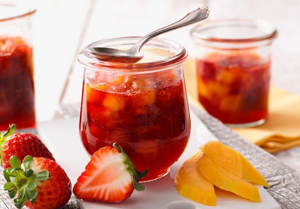Leichte Erdbeer-Mango-Konfitüre mit Orangenfilets (Rezept)